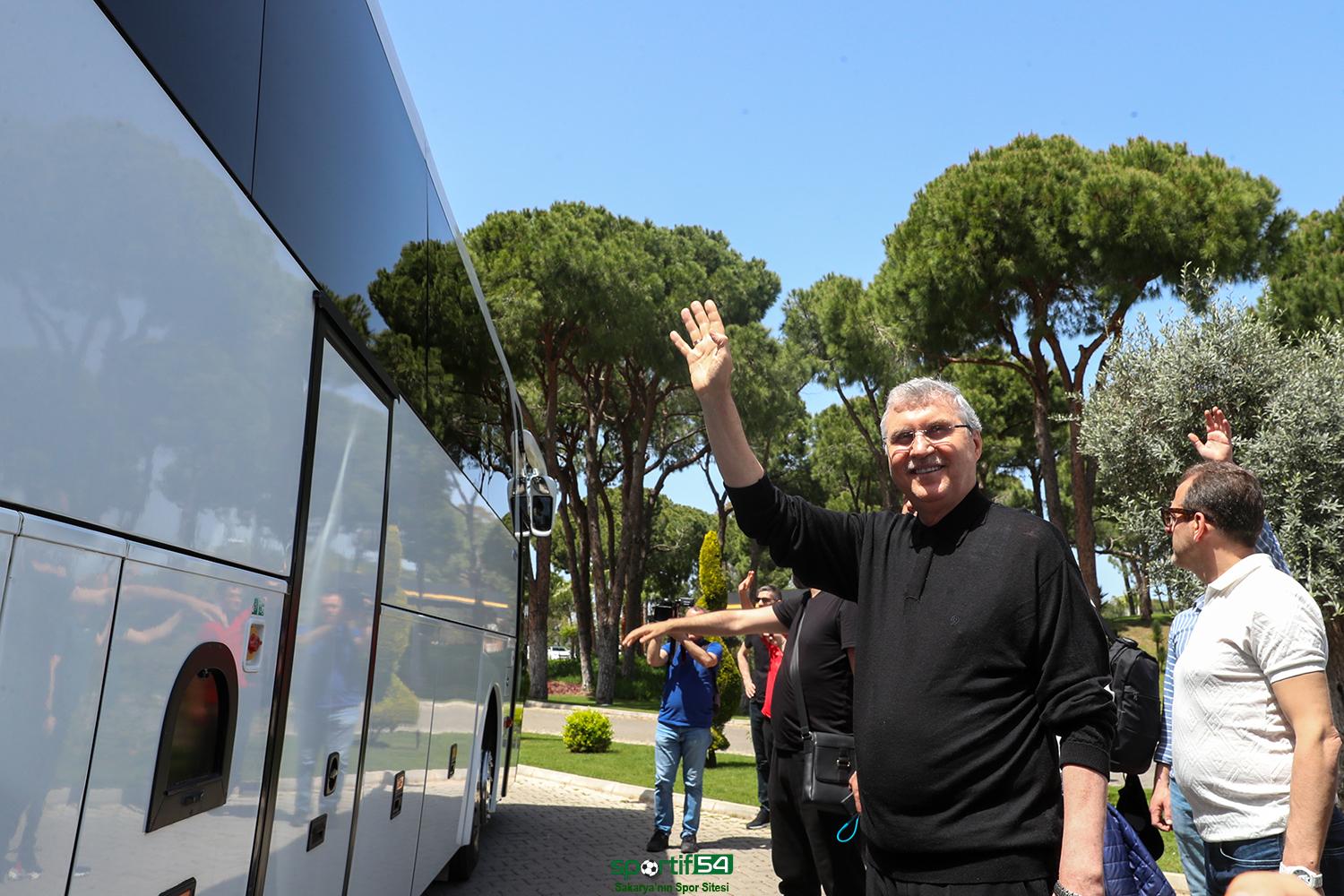 Başkan Yüce Sakaryaspor’u şampiyonluğa uğurladı