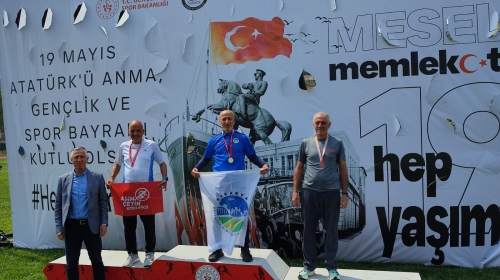 Büyükşehir sporcuları yarı maratonda kürsüye çıktı