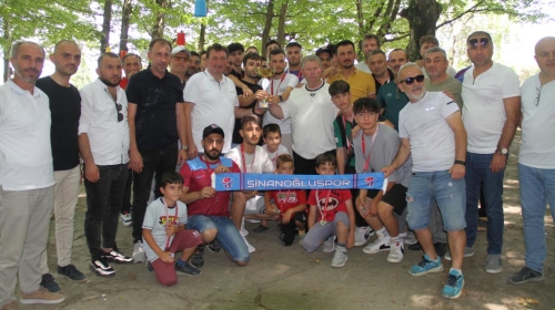 Sinanoğluspor Kupa ve madalya aldı.