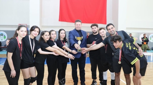 Sağlıkçılar voleybol turnuvasında buluştu