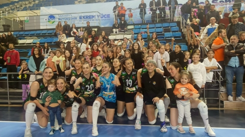Kızlar dolu dizgin  Voleybol bayanlar 2.ligde ki temsilcimiz 3-0 serisini evinde de sürdürdü