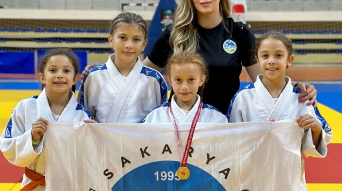 Büyükşehir sporcusu minderden şampiyon ayrıldı