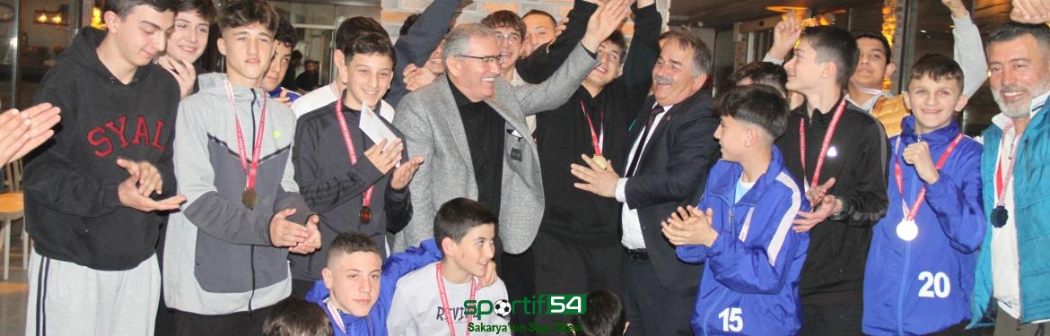 Arifiyespor U14 kupasını (43)