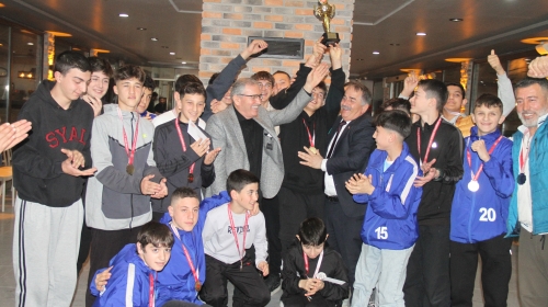 Arifiyespor U14 kupasını aldı